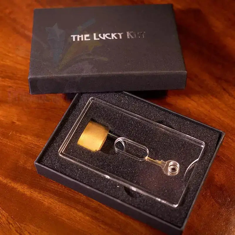 The Lucky Key - Close Up by Difatta