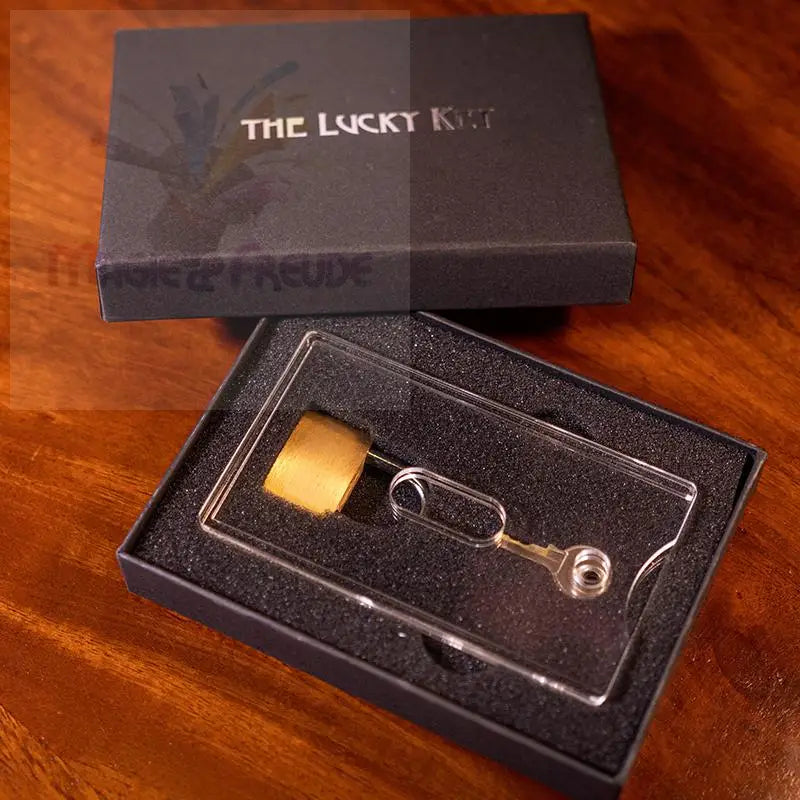 Ein schwarzer Geschenkkarton mit einer klaren Acrylvitrine und einem goldenen und silbernen Schlüssel.