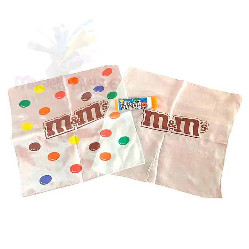 M&M’s-Schokoladen-Lippenbalsam und drei Kopfkissenbezüge.