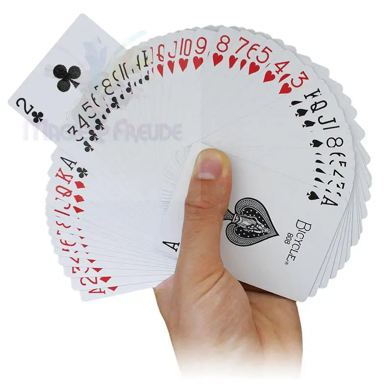 Ein aufgefächerter Satz Spielkarten, der in der Hand gehalten wird.