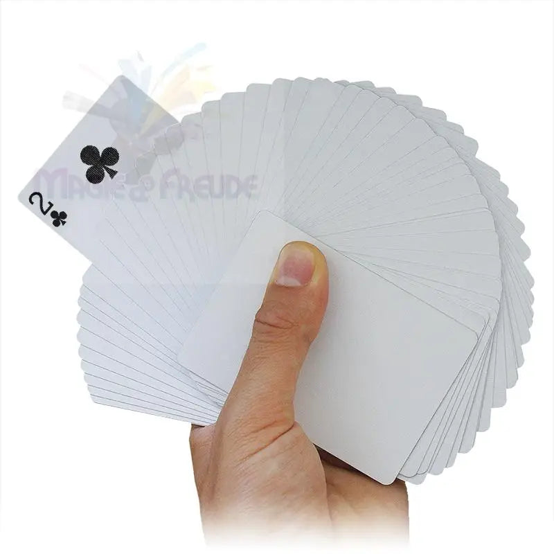 Eine Hand, die ein aufgefächertes Deck weißer Spielkarten hält, auf dem eine Kreuz 2-Karte zu sehen ist.