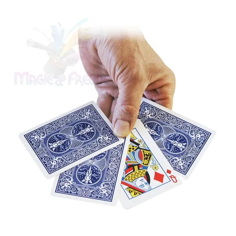 Eine Hand mit vier Spielkarten, drei verdeckte Karten mit blauer Rückseite und eine offene Karte, die die Karo-Dame zeigt.