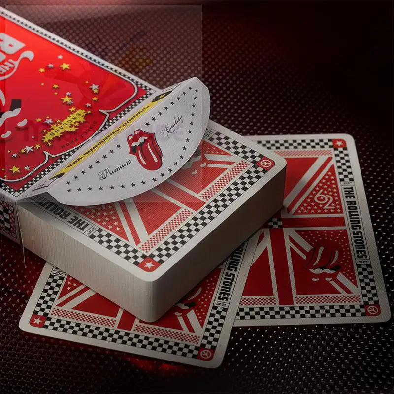 Ein Kartenspiel der Marke ’The Rolling Stones’ mit einem Union-Jack-Motiv und dem kultigen Zungenlogo.