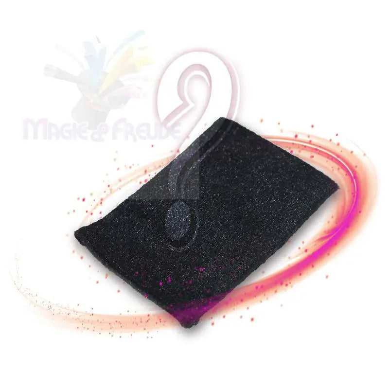 Schwarzer, rechteckiger Lufterfrischungsbeutel mit dezentem Prägedesign.