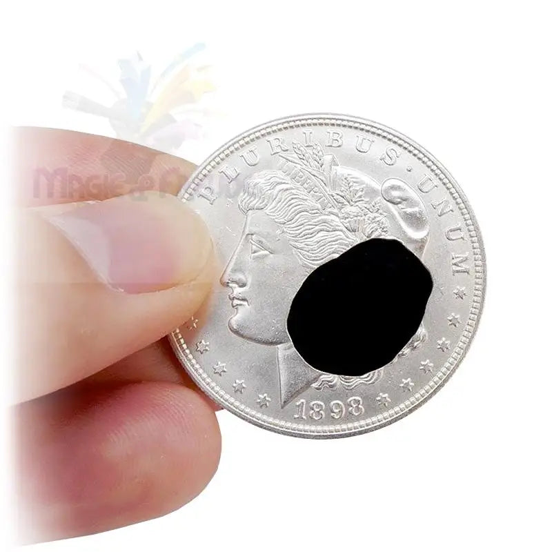 Eine Silbermünze mit einem Loch in der Mitte.