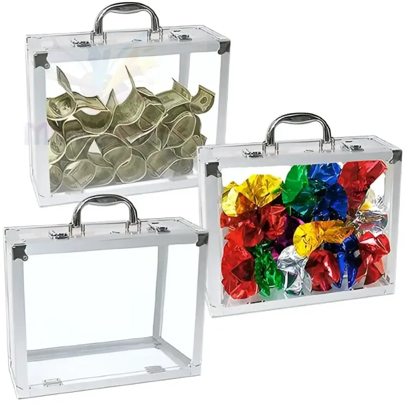 Drei durchsichtige Acryl-Aktenkoffer, einer gefüllt mit Geld, ein anderer mit bunter, zerknitterter Folie und einer leer.