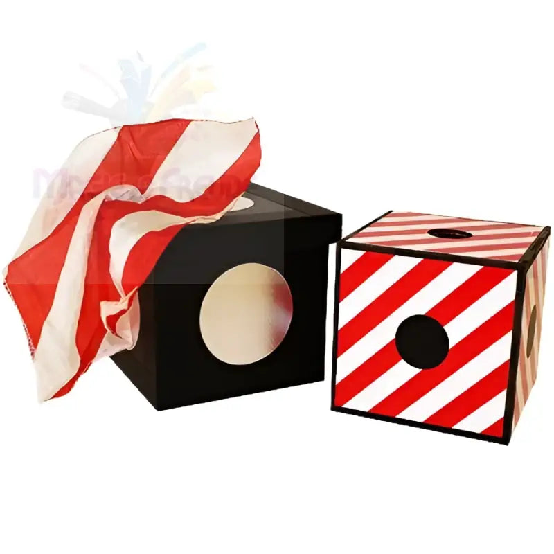 Zwei Zauberkisten, eine schwarze und eine rot-weiß gestreifte, mit einem rot-weiß gestreiften Seidenschal.