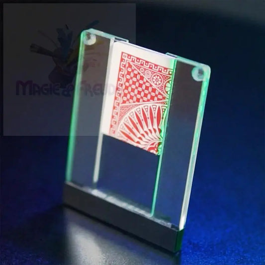 Ein durchsichtiges Acryl-Zaubertrickgerät mit einer roten Spielkarte, die scheinbar in zwei Hälften geschnitten ist.