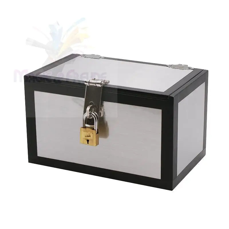 Eine rechteckige Metallbox mit schwarzem Rahmen und einem Vorhängeschloss aus Messing.