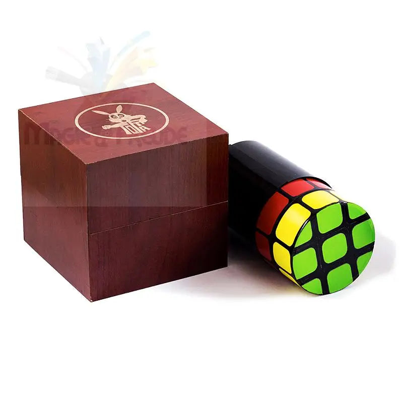 Ein zylindrisches Rubik’s Cube-Puzzle in einer hölzernen Geschenkbox.