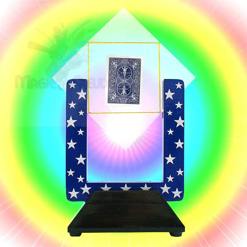 Ein blauer Ständer mit weißen Sternen hält eine gerahmte Spielkarte, die von unten durch ein violettes Licht beleuchtet wird.