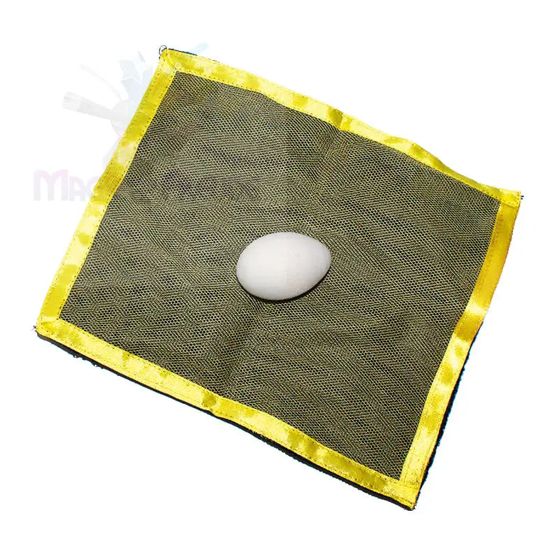 Ein Quadrat aus olivgrünem Netzstoff mit einer gelben Satinbandeinfassung und einem weißen eiförmigen Stein in der Mitte.