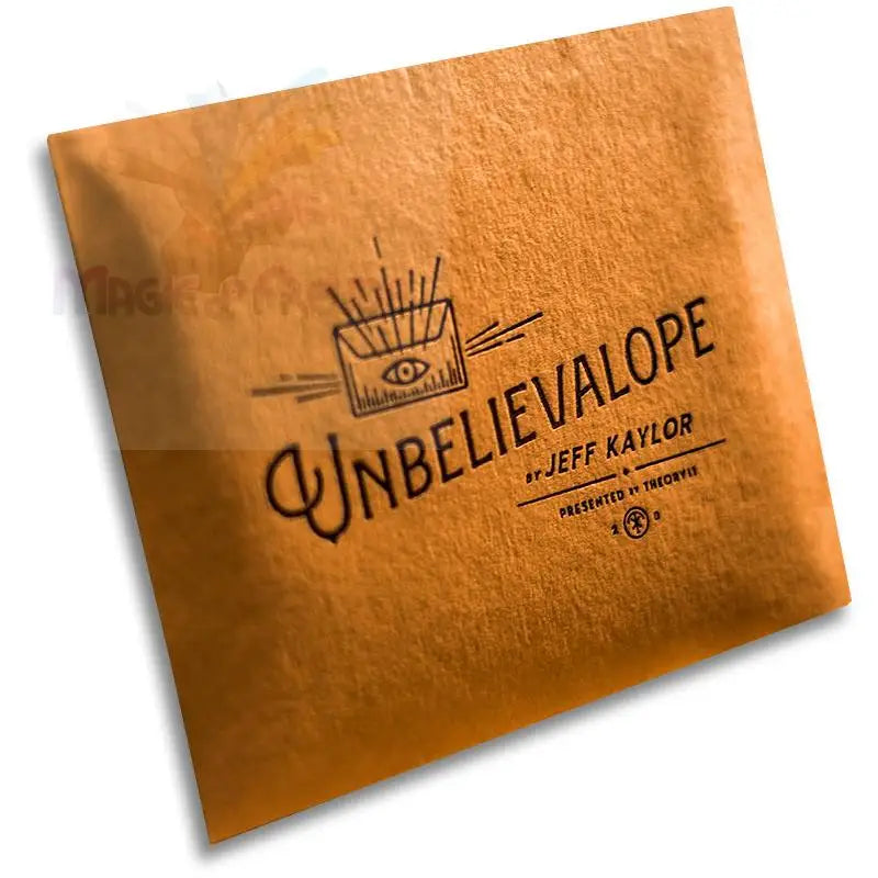 Ein Umschlag aus orangefarbenem, strukturiertem Papier mit schwarzem Grafikdesign.