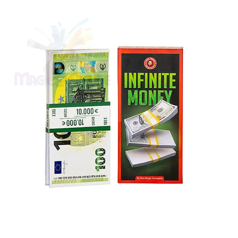 Zwei Scherzartikel, ein Stapel gefälschter Euro-Scheine, die aneinandergereiht sind, und eine Schachtel, die für ’Infinite Money’ wirbt und Bilder von gefälschten US-Dollar-Scheinen enthält.
