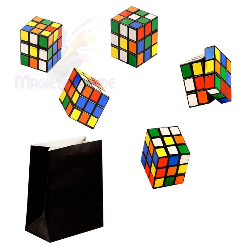 Mehrere Rubik’s Cubes und eine schwarze Geschenktasche.