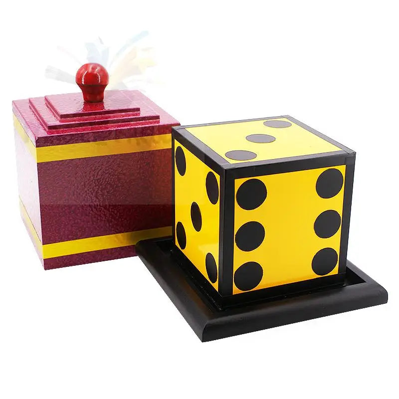 Ein rotes und gelbes Zaubertrickset aus Holz mit einem Würfel und einer Schachtel.