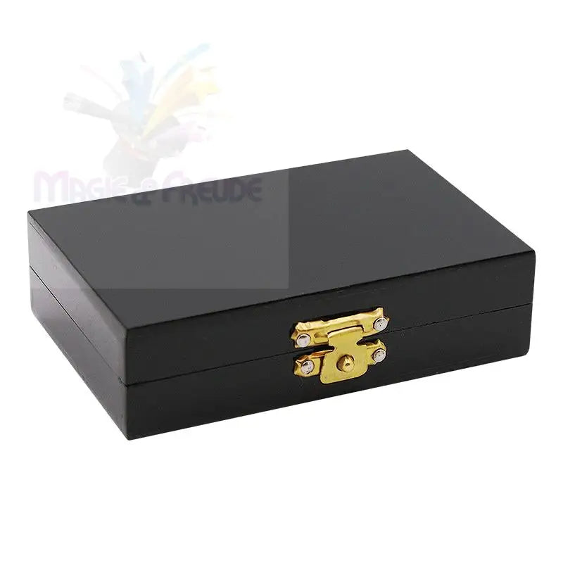 Schwarze Holzschatulle mit goldfarbener Schließe.