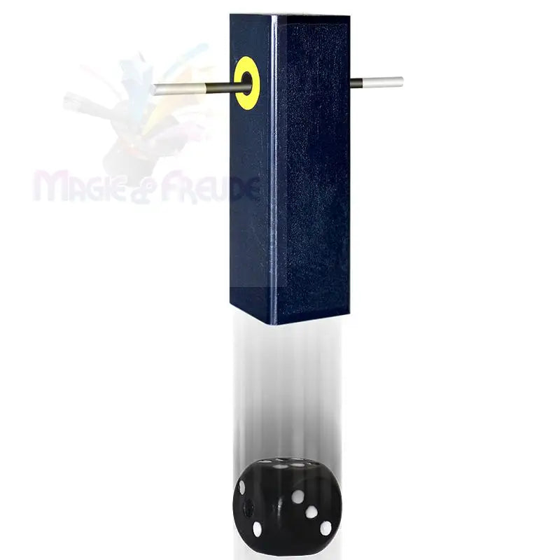 Ein dunkelblaues, rechteckiges Zaubertrick-Requisit mit einem Metallstab, der durch ein gelb umrandetes Loch geführt wird, und einem schwarzen Würfel, der darunter verschwimmt.