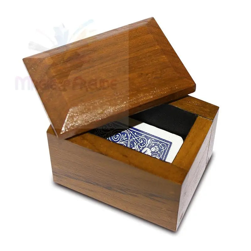 Ein Holzkästchen mit einem teilweise geöffneten Deckel, der eine Spielkarte zeigt.