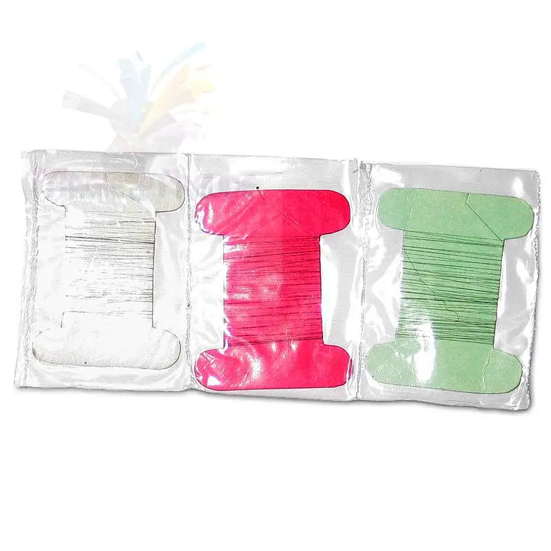 Drei Spulen mit farbigem Garn in einer durchsichtigen Plastikverpackung.