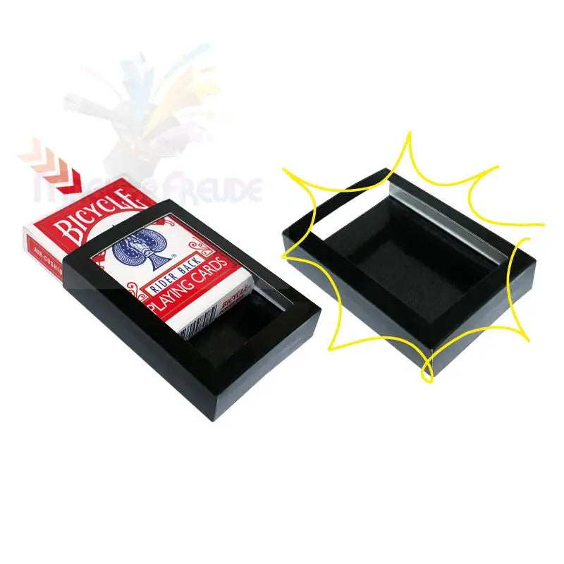 Ein Zaubertrick mit einem Spielkartensatz und einer schwarzen Box.