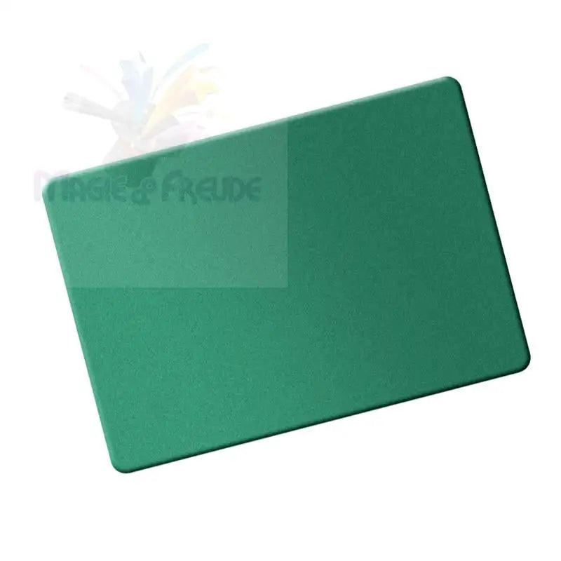 Grüne, rechteckige Karte mit abgerundeten Ecken und einer strukturierten Oberfläche.