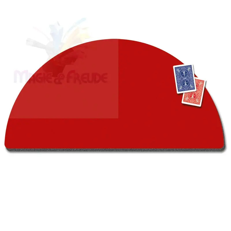 Rote, halbrunde Pokermatte mit zwei Spielkarten.