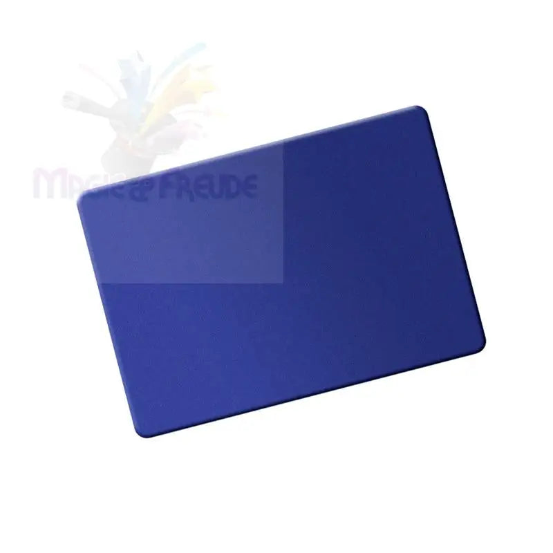 Einfarbig blaue, rechteckige Karte mit abgerundeten Ecken.