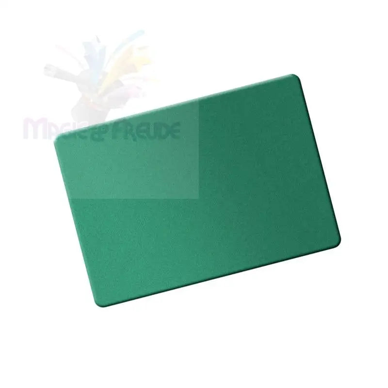 Ein rechteckiges grünes Schneidebrett mit abgerundeten Ecken.