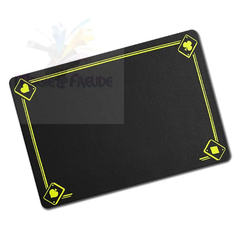 Schwarze Pokermatte mit gelben Kartenfarbenumrissen.