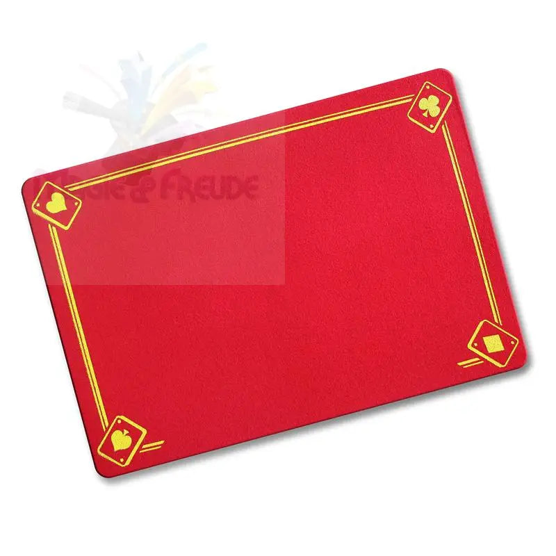 Rote rechteckige Spielkartenmatte mit goldenen Farbsymbolen in den Ecken.