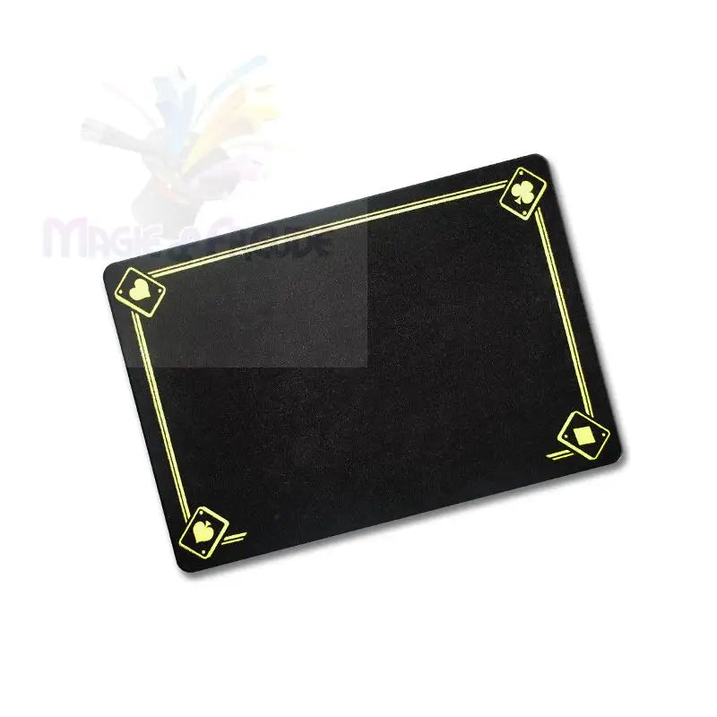 Schwarze rechteckige Spielkartenmatte mit gelben Farbsymbolen am Rand.