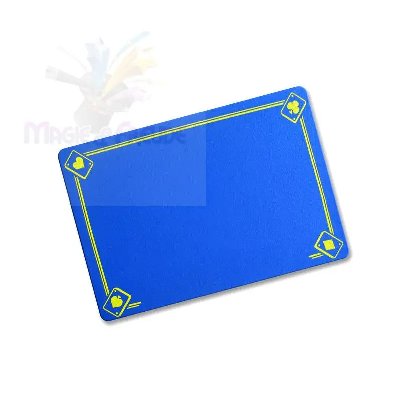 Blaue rechteckige Spielkartenmatte mit gelben Farbsymbolen in den Ecken.