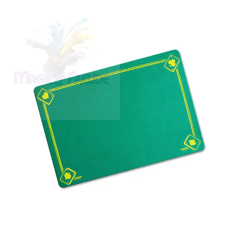 Grüne Spielkartenmatte mit gelben Farbsymbolen in den Ecken.