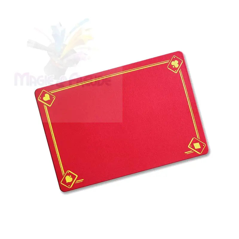 Rote Spielkartenmatte mit goldenen Farbsymbolen.