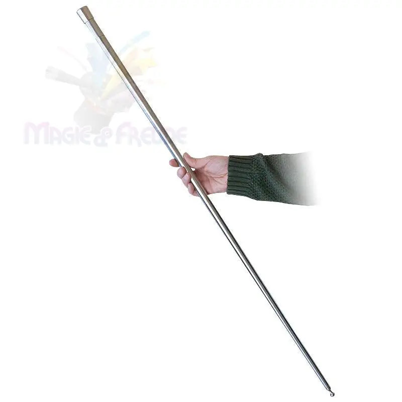 Eine Hand hält einen langen, schlanken Metallstab.