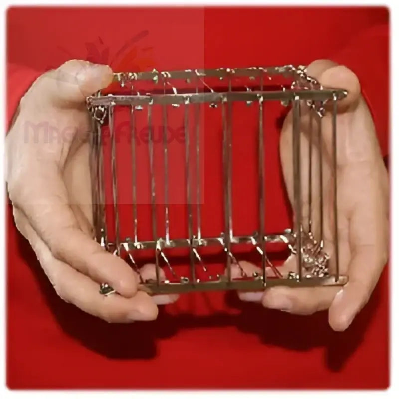 Zusammenklappbarer Metallkäfig.