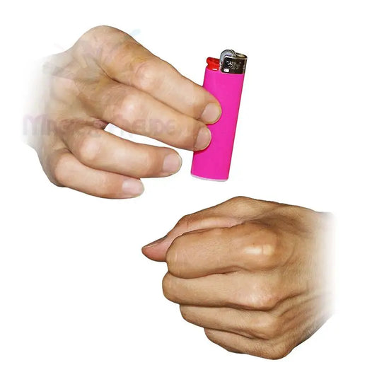 Ein rosa Einwegfeuerzeug, das über einer geschlossenen Faust gehalten wird.