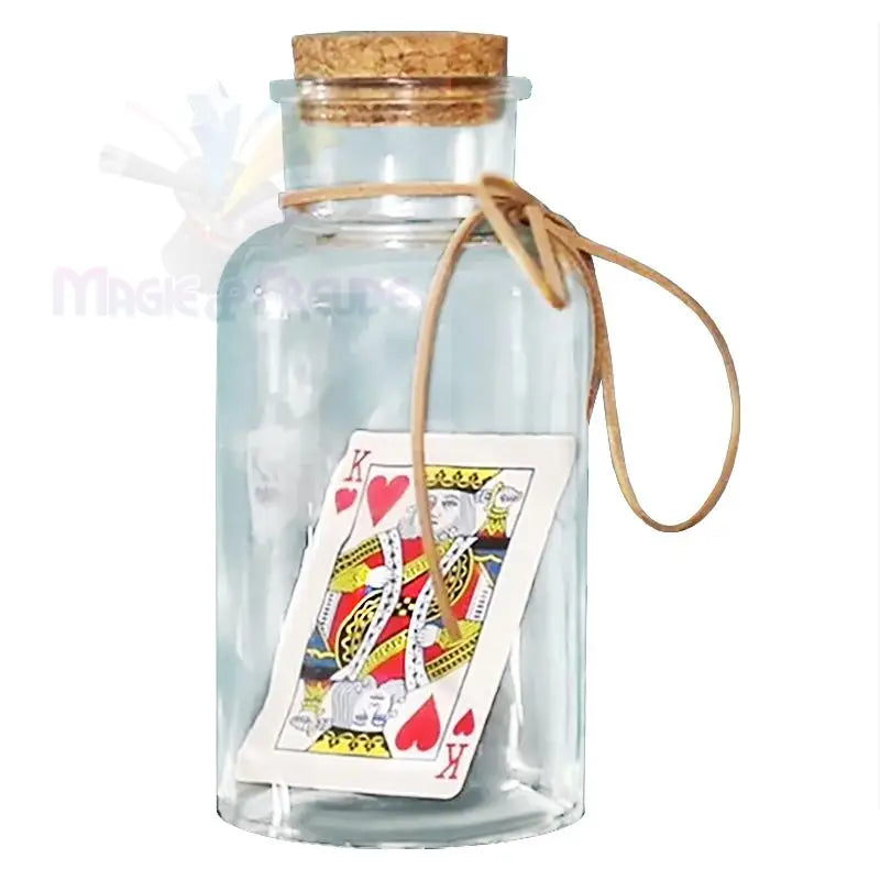 Eine Glasflasche mit Korkverschluss, die eine Herzkönig-Spielkarte enthält und mit einer braunen Schnur verschnürt ist.