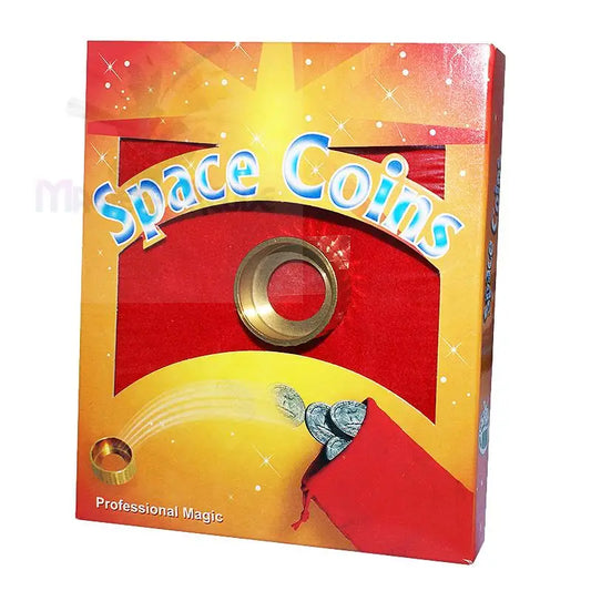 Ein verpackter Zaubertrick namens ’Space Coins’ mit einem Messingring, einem roten Tuch und einem Beutel mit Münzen.