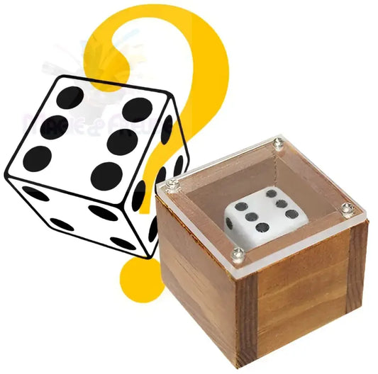 Ein einzelner weißer Würfel in einer Holzschachtel mit durchsichtigem Deckel, daneben ein größerer, umrandeter weißer Würfel mit Fragezeichen.