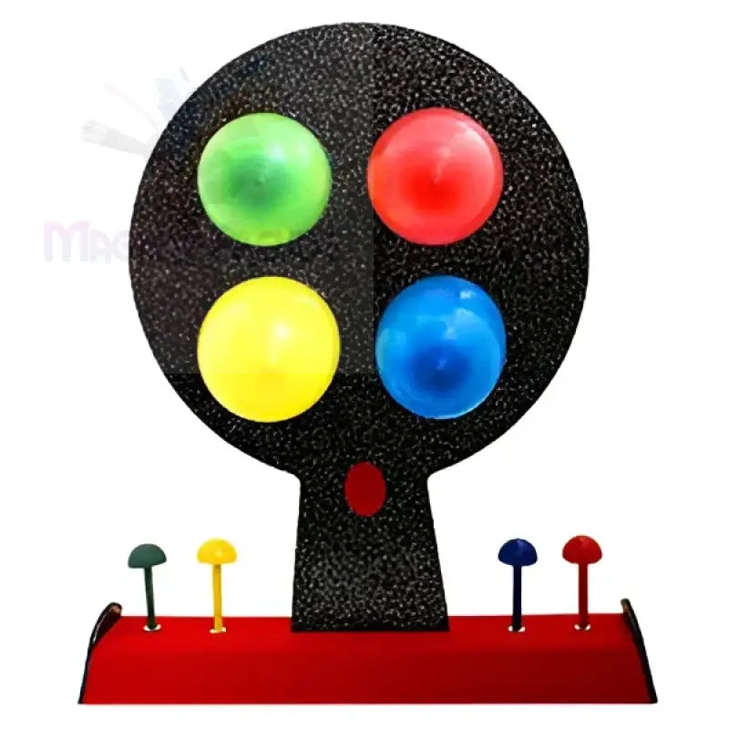 Ein schwarzes, baumförmiges Spielzeug mit vier großen, bunten Kugeln und vier kleineren, passenden Stiften auf einem roten Sockel.