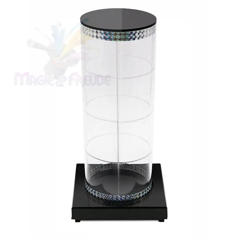 Eine durchsichtige, zylindrische Vitrine mit vier Einlegeböden, einem schwarzen Deckel und einem schwarzen, quadratischen Sockel, der oben und unten mit einem schimmernden, gemusterten Band akzentuiert ist.