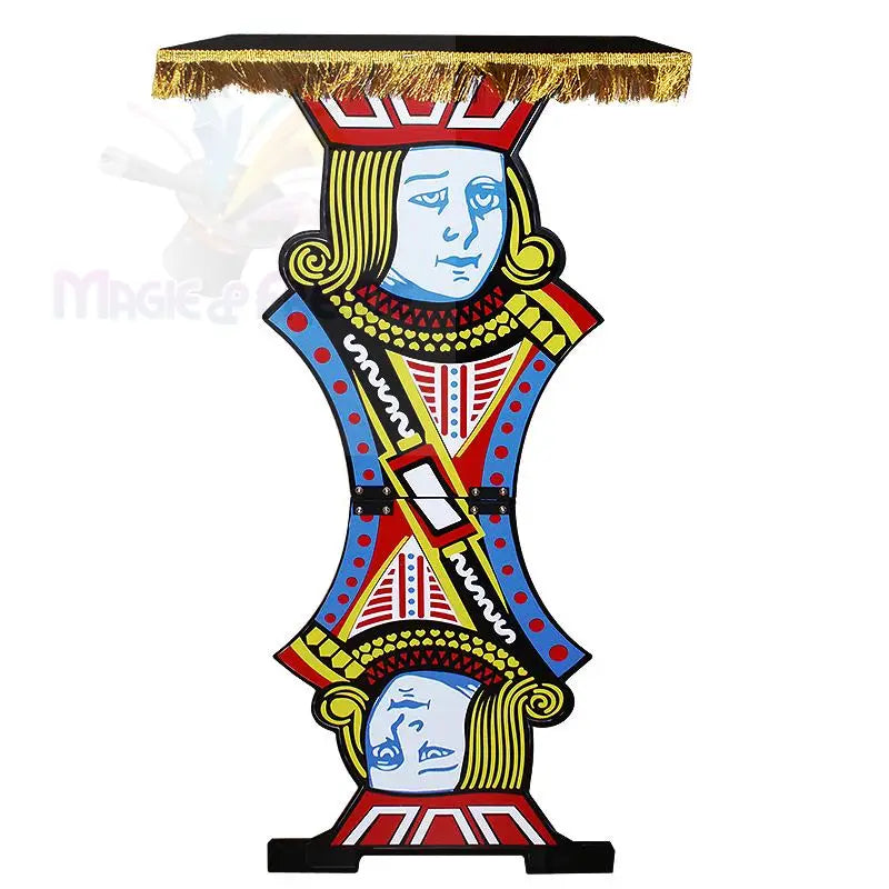 Ein dekorativer Tisch oder Ständer in Form einer Spielkarte mit dem Motiv der Pik-Dame und einer goldumrandeten Tischplatte.