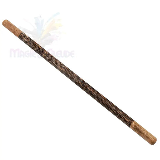 Ein zweifarbiger Holzstab mit einem dunklen, strukturierten Kern und helleren, glatten Enden.