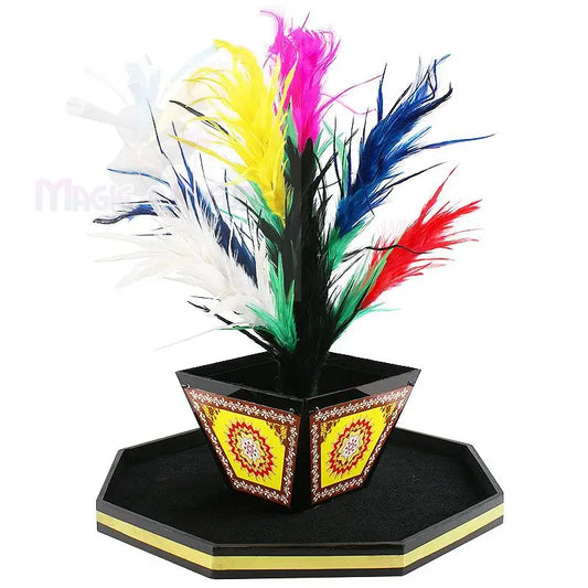 Eine bunte Federblume in einem dekorativen Topf.