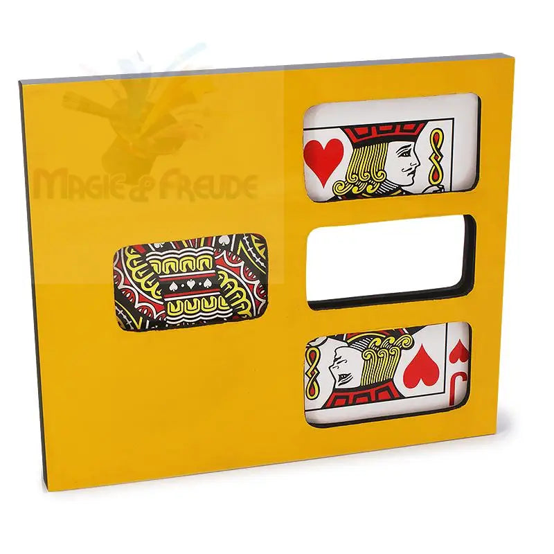 Ein gelbes Zaubertrick-Requisit mit drei Ausschnitten, die Spielkarten zeigen.