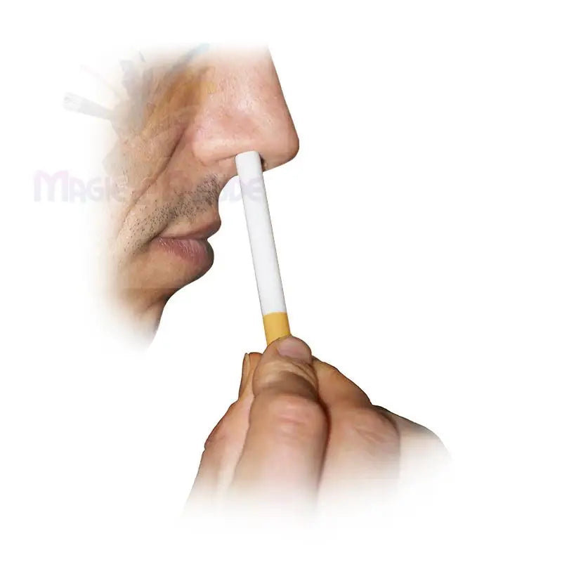 Eine Person hält sich eine Zigarette an die Nase.