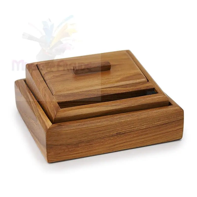 Eine quadratische Gewürzdose aus Holz mit abnehmbarem Deckel und mehreren Innenfächern.