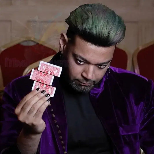 Magier führt Kartentrick mit drei Spielkarten im Saal vor, Zaubertrick für Anfänger und Profis